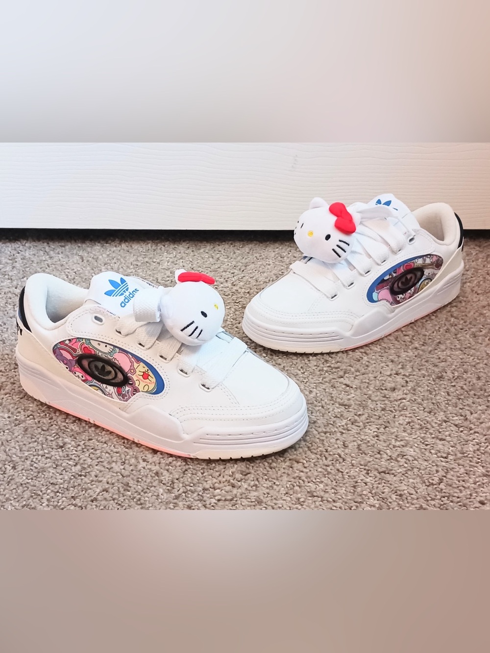 Adidas Sneakers Made in Vietnam)/Adidas Originals AD12000 X Hello Kitty Sneaker